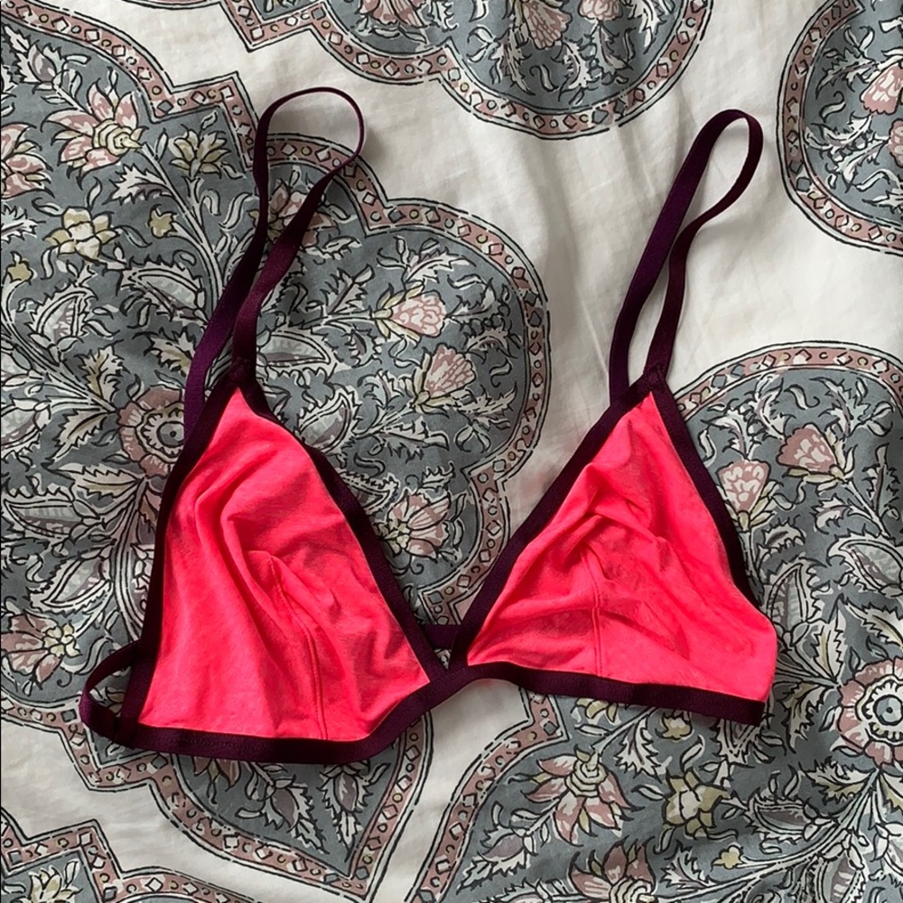 VICTORIA’s SECRET• VS bra